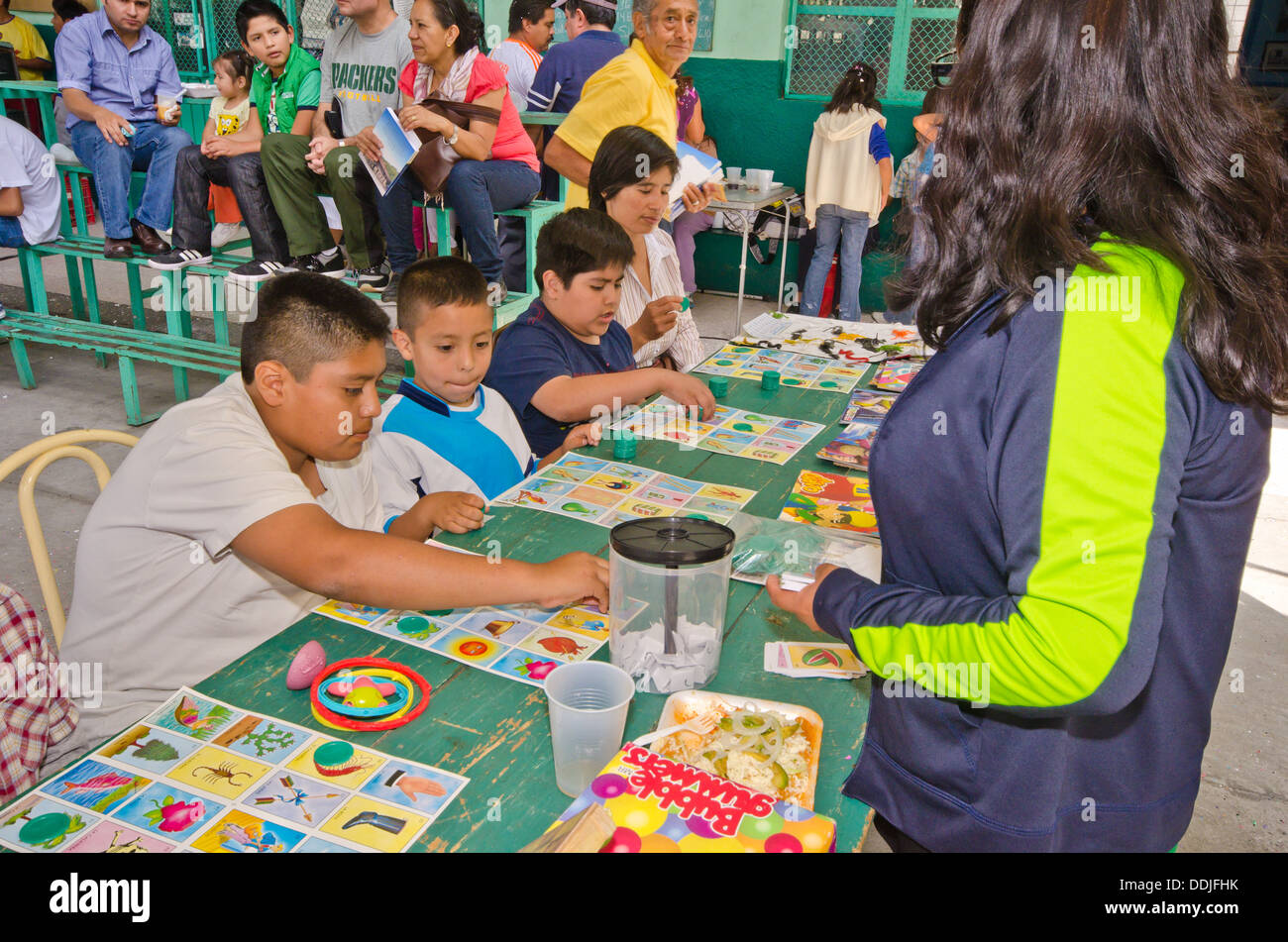 Bambini che giocano Mexican board game 'loteria' ( stile di bingo con foto ) a un fete in Puebla, Messico Foto Stock