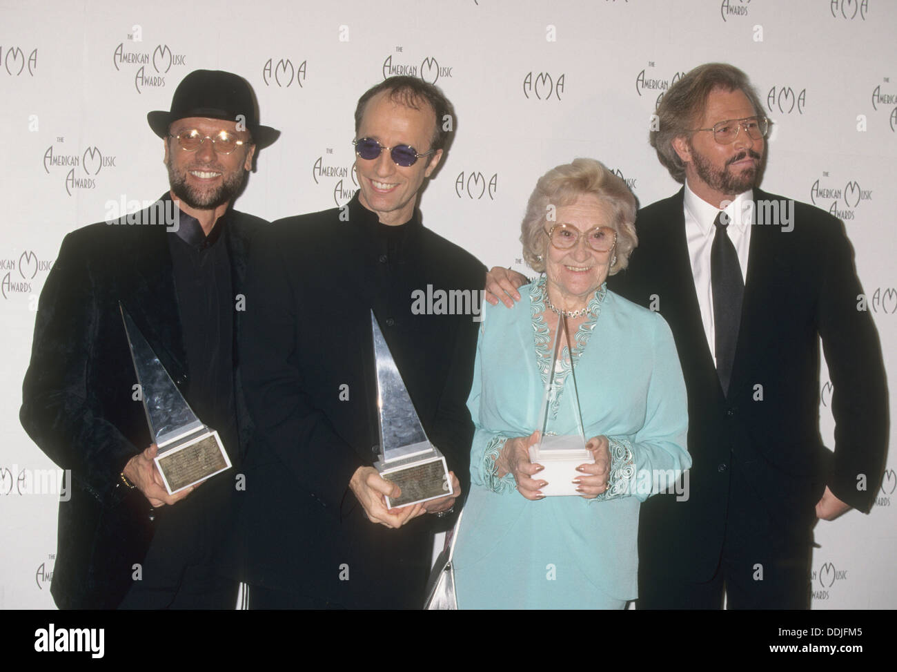 BEE GEES con la loro madre Barbara nel gennaio 1997. Da l: Maurice, Robin e Barry. Foto di Jeffrey Mayer Foto Stock