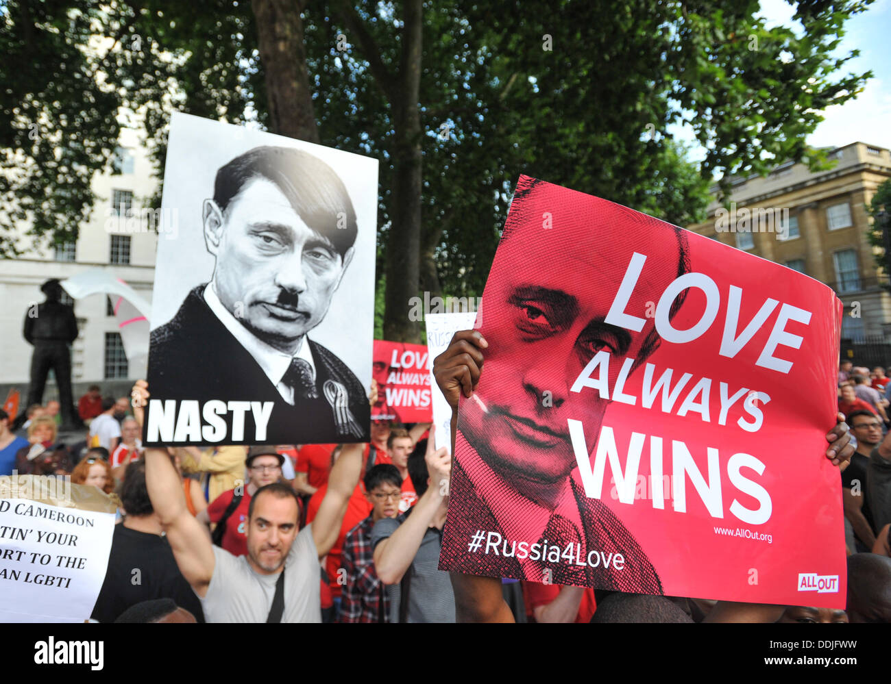 Whitehall, Londra, Regno Unito. Il 3 settembre 2013. Un manifestante detiene una targhetta di Vladimir Putin come Hitler, una giornata di azione, 'l'amore e la Russia, l'odio di omofobia' protestare di fronte a Downing Street contro l'anti-gay leggi in Russia. Credito: Matteo Chattle/Alamy Live News Foto Stock