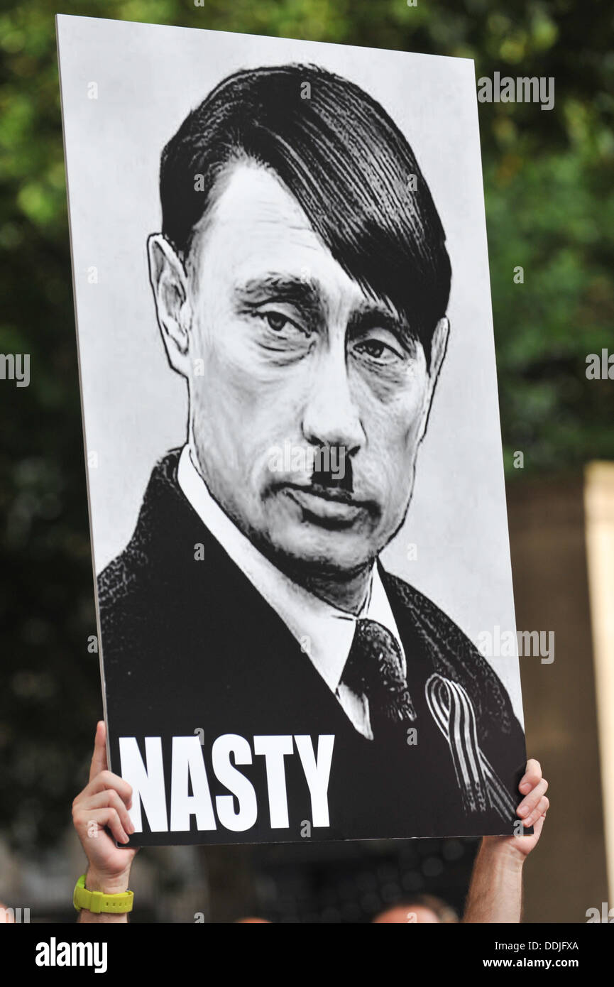 Whitehall, Londra, Regno Unito. Il 3 settembre 2013. Un manifestante detiene una targhetta di Vladimir Putin come Hitler, una giornata di azione, 'l'amore e la Russia, l'odio di omofobia' protestare di fronte a Downing Street contro l'anti-gay leggi in Russia. Credito: Matteo Chattle/Alamy Live News Foto Stock