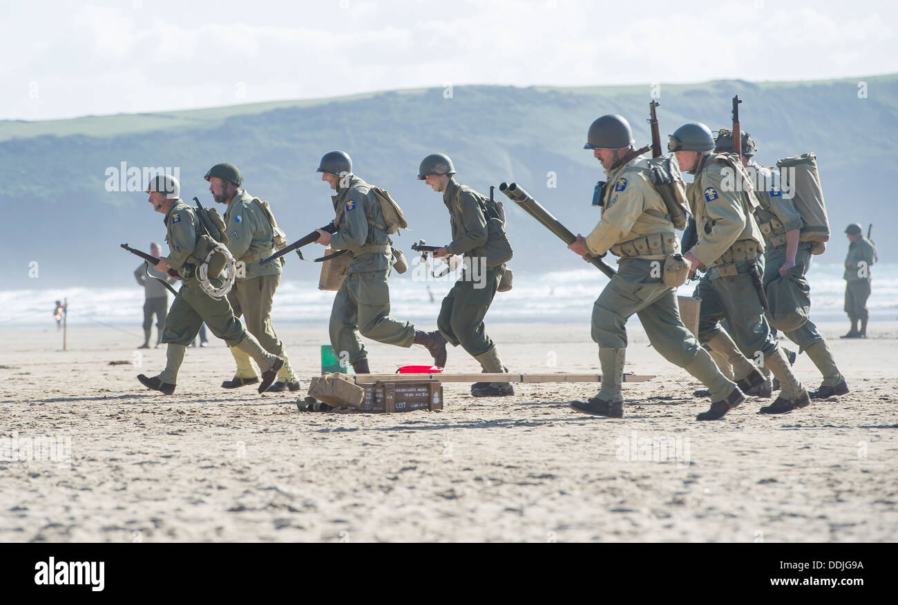 GI attori soldato in azione per il settantesimo anniversario del D-Day U.S. Army Assault Training Center sul Woolacombe Beach, Devon, Regno Unito Foto Stock