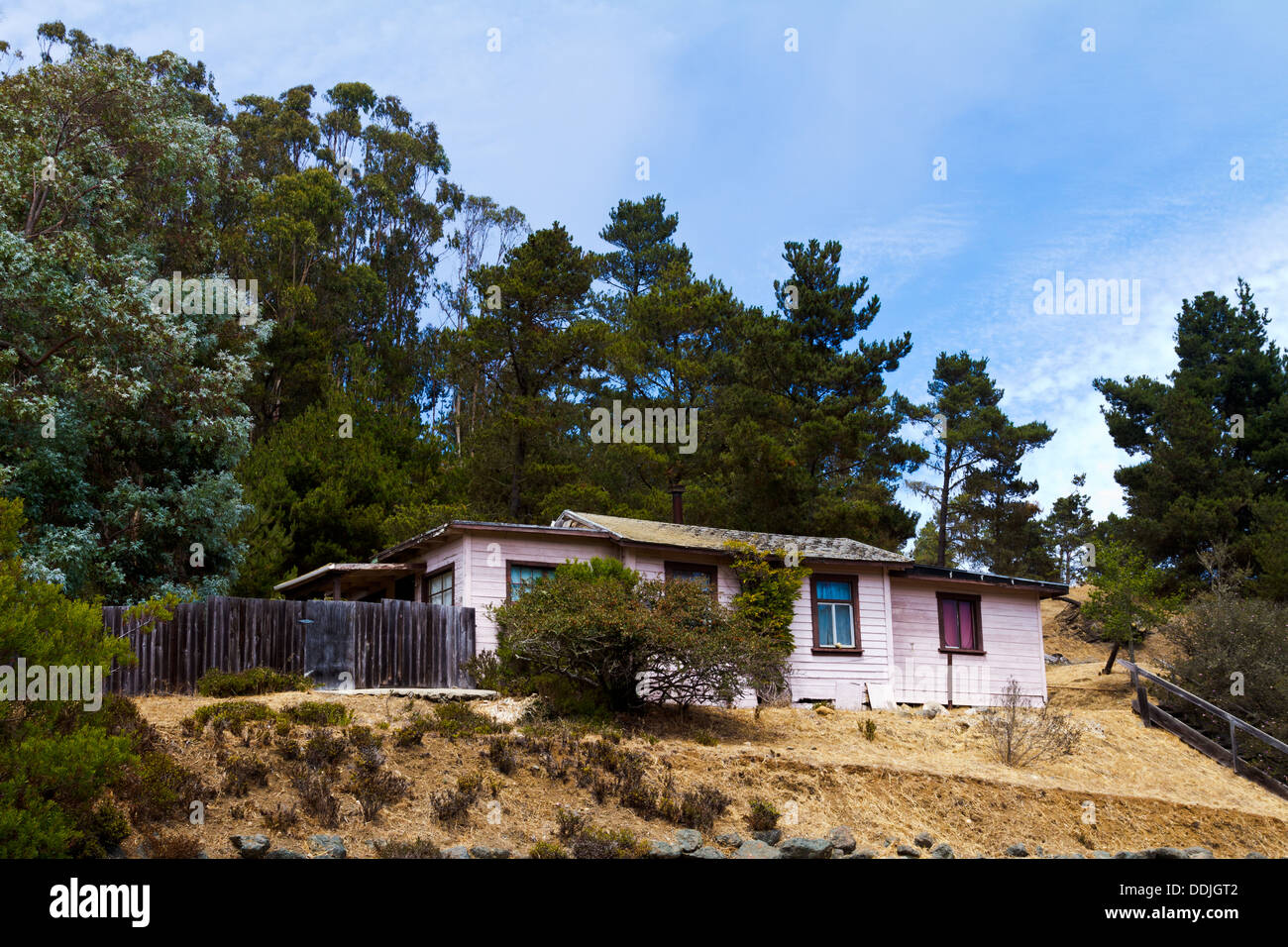 Rustico casa rosa su una collina rurale. Foto Stock
