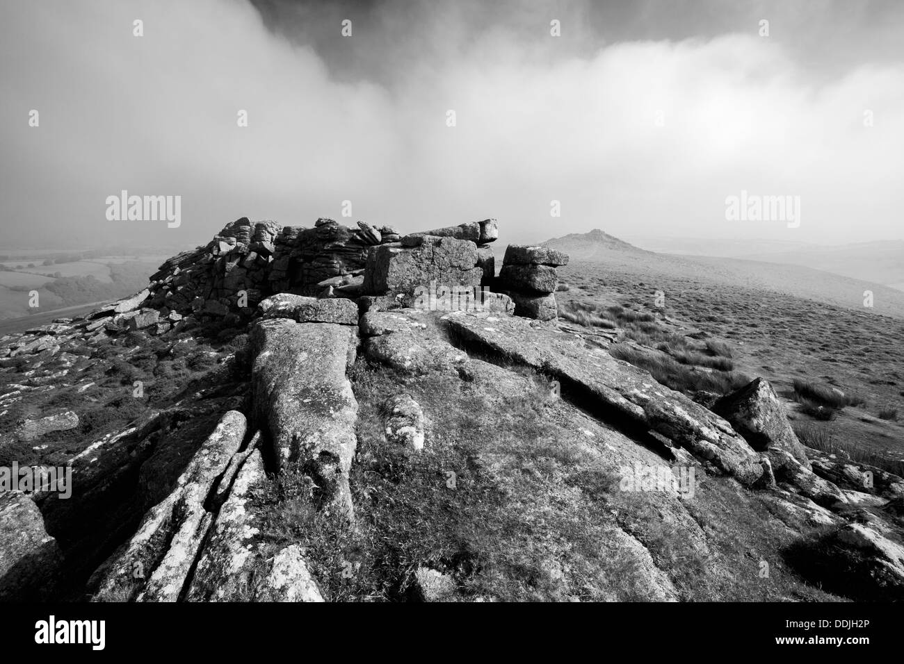 Immagine in bianco e nero di Belstone Tor nella nebbia, Parco Nazionale di Dartmoor Devon UK Foto Stock