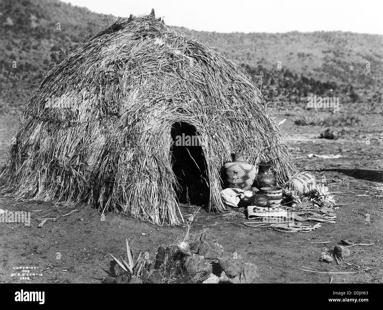 EDWARD CURTIS (1868-1952) etnologo americano la fotografia di un Wickiup Apache nel 1903 Foto Stock