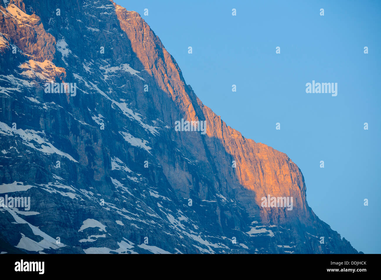 Vista dettagliata dell'Eiger da Grindelwald, Svizzera mattina presto luce. Parte del fronte nord in ombra al centro a sinistra Foto Stock