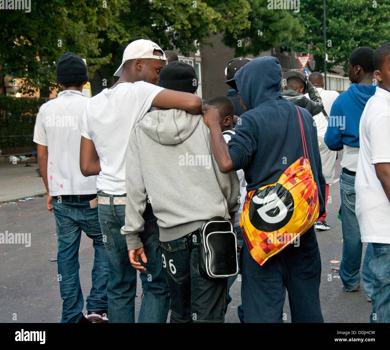 Vista posteriore di un folto gruppo di giovani insieme in London street Foto Stock
