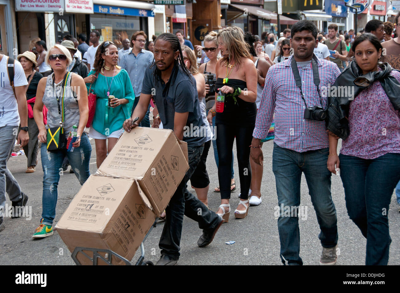 Generale multiculturale trafficata scena di strada nella zona ovest di Londra Foto Stock