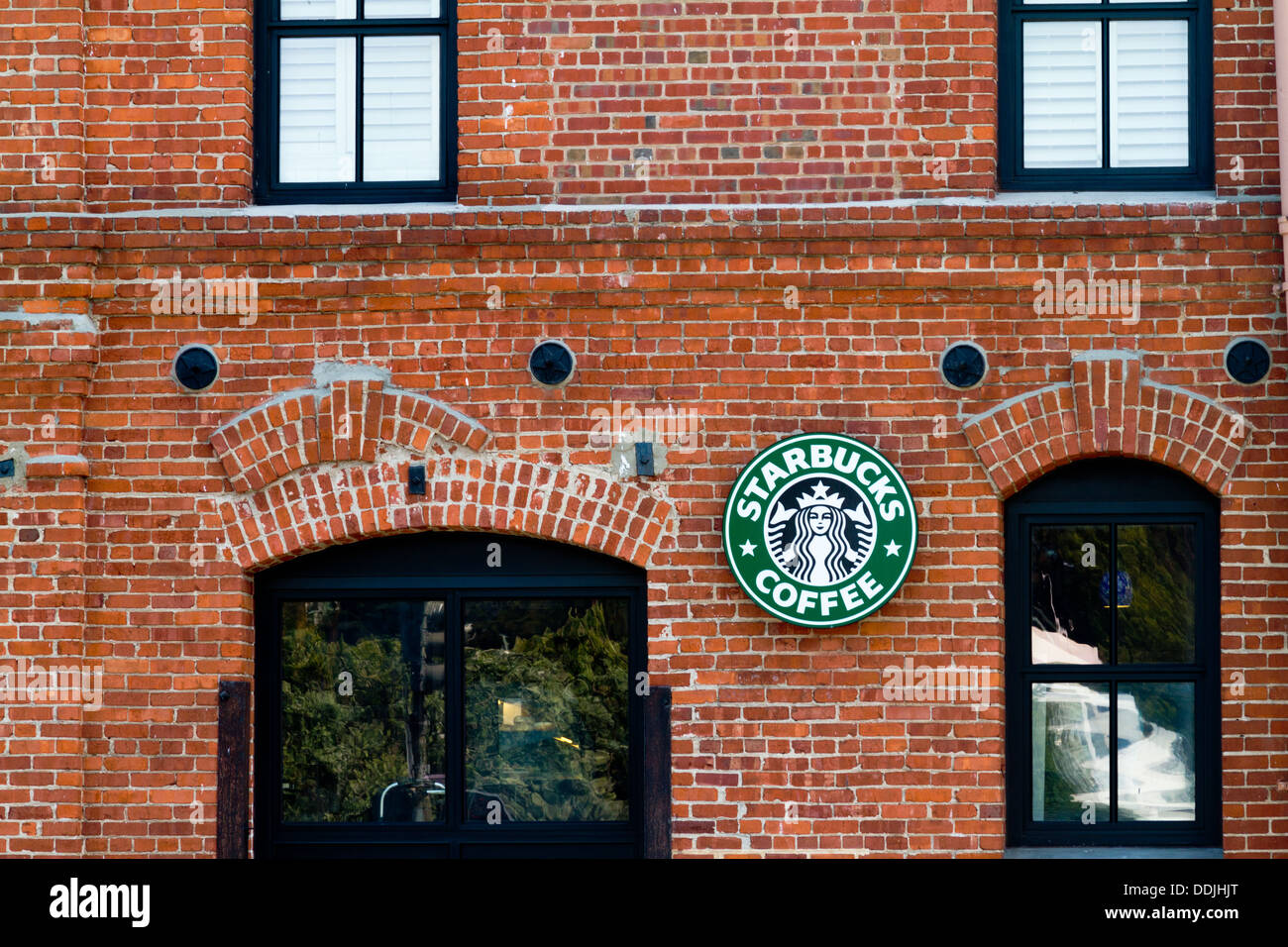 Rosso vecchio muro di mattoni di Starbucks Coffee House di San Francisco Foto Stock
