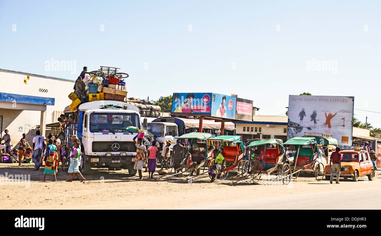 In Taxi-brousse deposito di Toliara, che mostra i vari tipi di trasporto compresi i carrelli a mano tirato risciò e taxi. Atsimo Andrefana, Madagascar Foto Stock