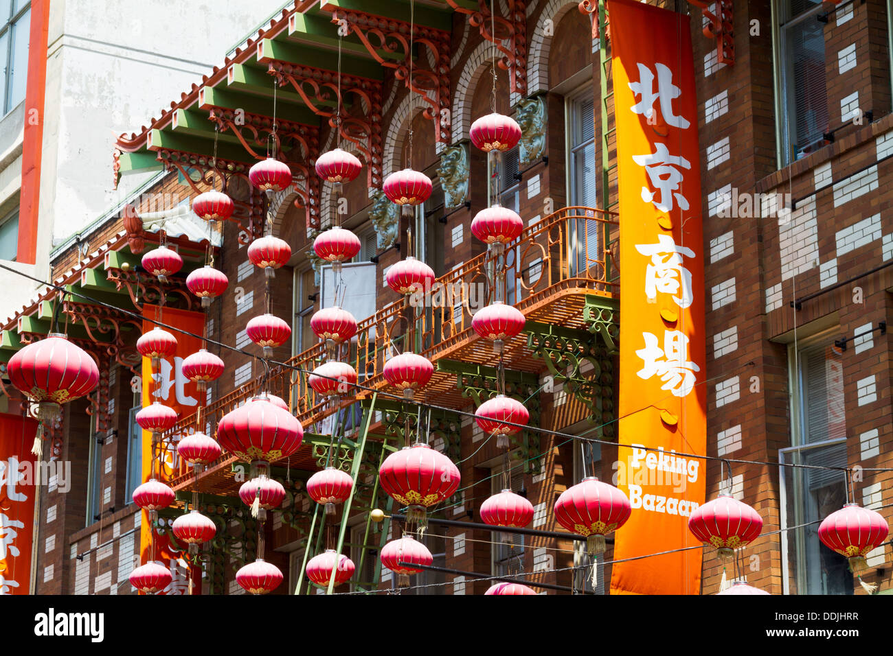 Rosso decorativo lanterne di carta che decorano la parte anteriore di un edificio che ospita il Bazaar di Pechino nella Chinatown di San Francisco Foto Stock