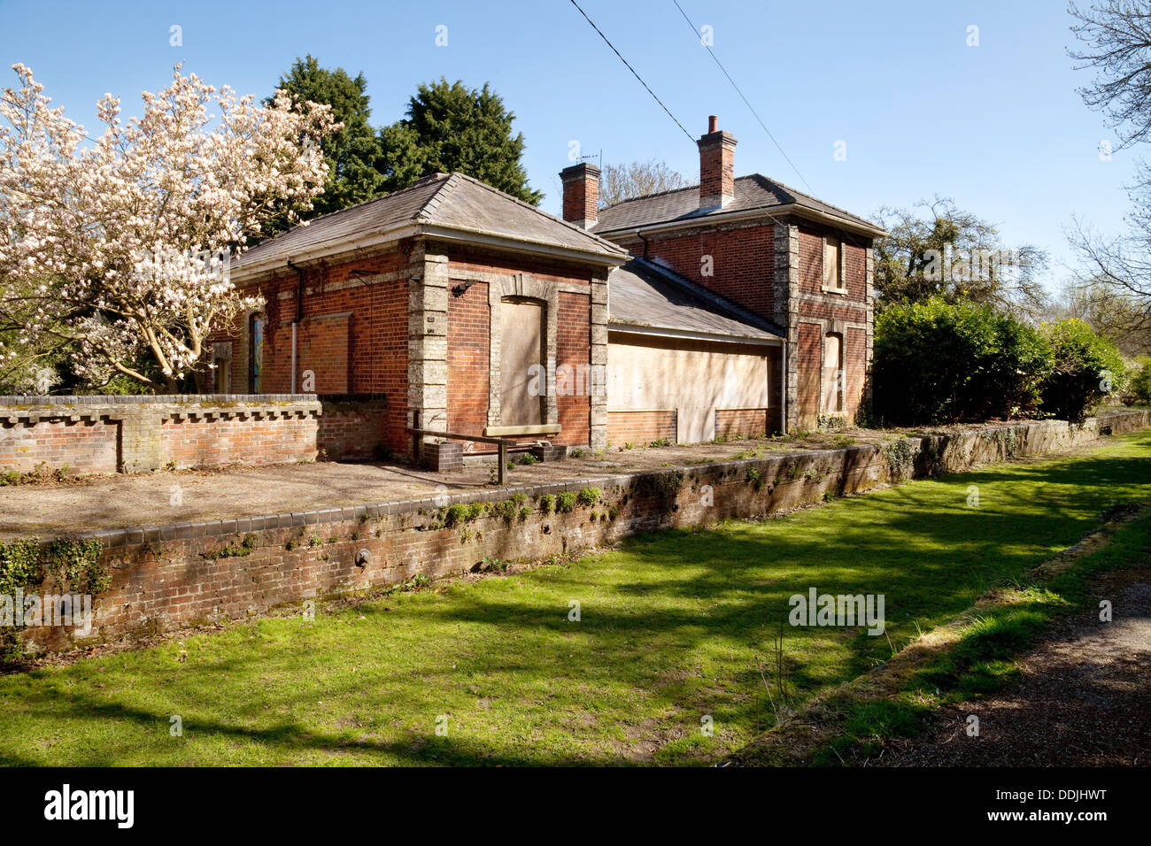 Stazione ferroviaria disutilizzata, - Clare stazione ferroviaria, chiuso nel 1967 come parte dei tagli dopo il rapporto Beeching; Clare Country Park, Clare, Suffolk UK Foto Stock