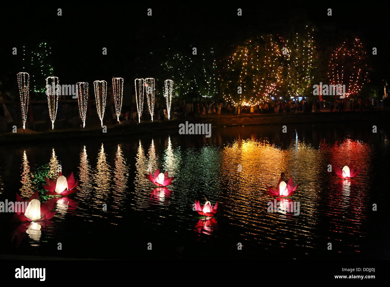 Bere lago sul quale Gangarama tempio buddista in Colombo, Sri Lanka, è situato, illuminato per le celebrazioni Vesak nel maggio 2013 Foto Stock