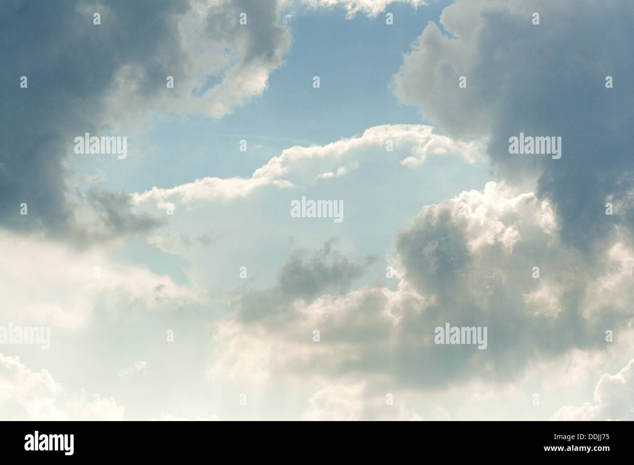 Blue sky con sfondo bianco delle nuvole, la bellezza della natura Foto Stock