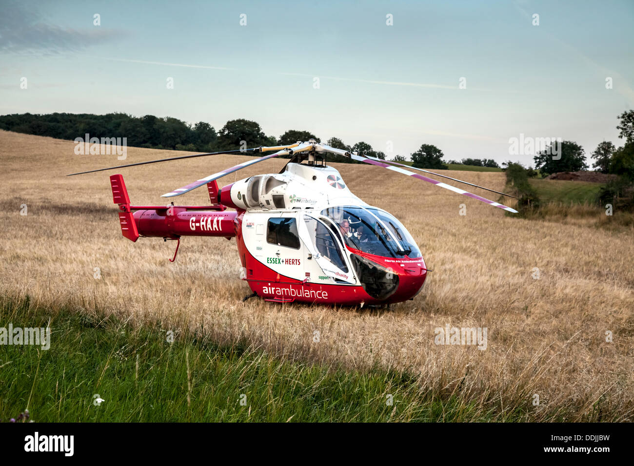 Sud Benfleet, Essex, Regno Unito. Il 3 settembre 2013. adiacente a Essex via una strada che collega Benfleet e Canvey IslandEssex e Herts elicottero di emergenza in campo, Sud Benfleet Credito: Timothy Smith/Alamy Live News Foto Stock