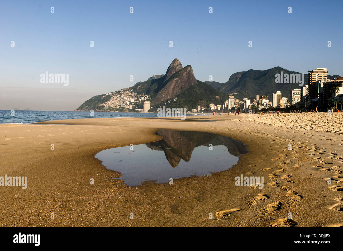 La spiaggia di Ipanema con i due fratelli rocce all alba di Rio de Janeiro in Brasile America del Sud Foto Stock