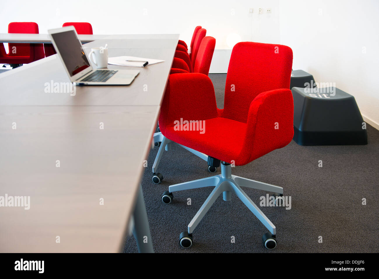 Sala conferenze sedia con computer portatile in un ufficio moderno interno Foto Stock