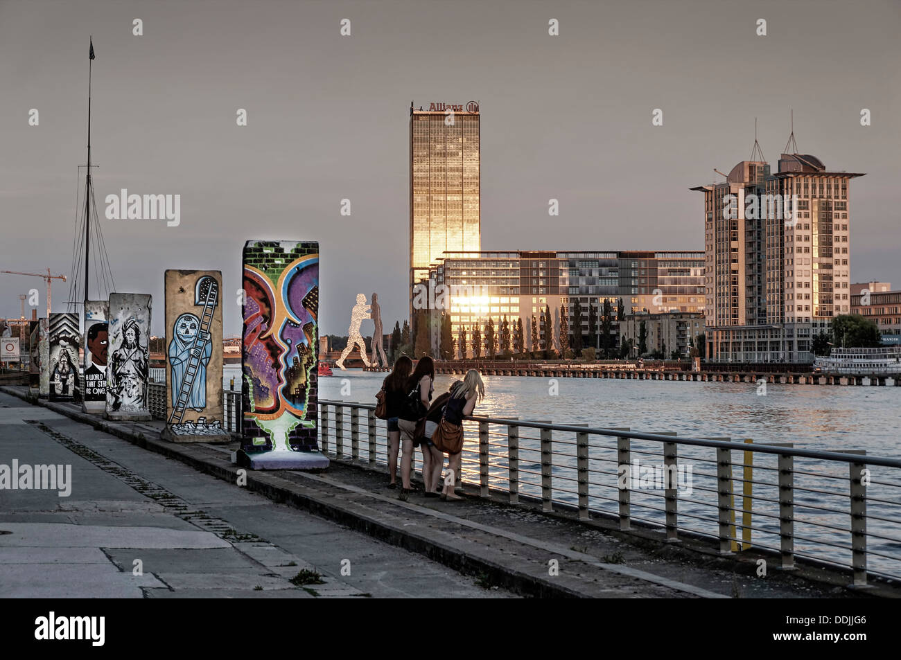Pezzi di parete a Friedrichshain , fiume Spree, Treptowers, Allianz edificio, Monecular uomini Foto Stock