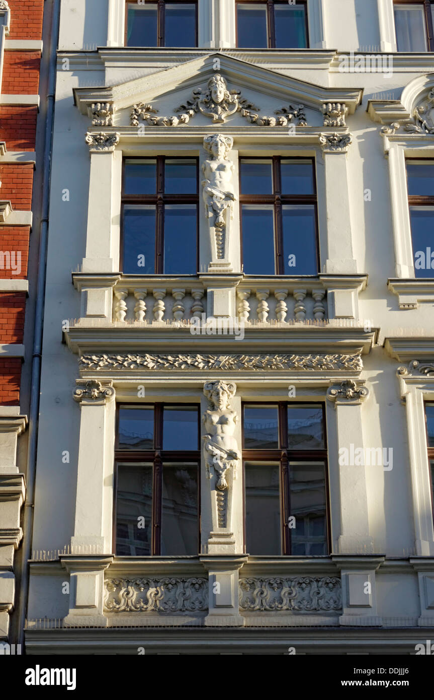 Laterne davanti in stile guglielmino edificio a Chamissoplatz, Kreuzberg di Berlino Germania Foto Stock