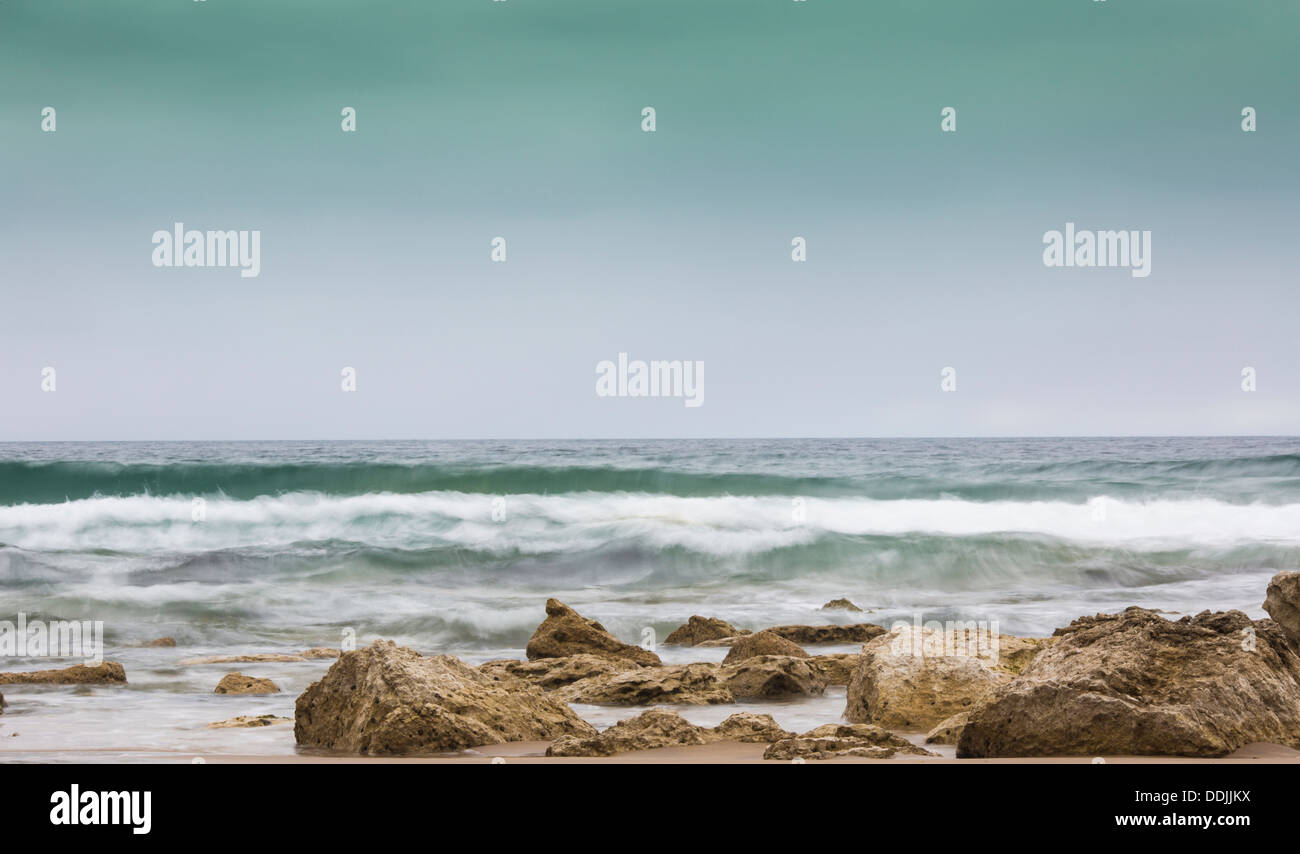 Le onde di laminazione a Whitepark Bay County Antrim Irlanda del Nord Foto Stock