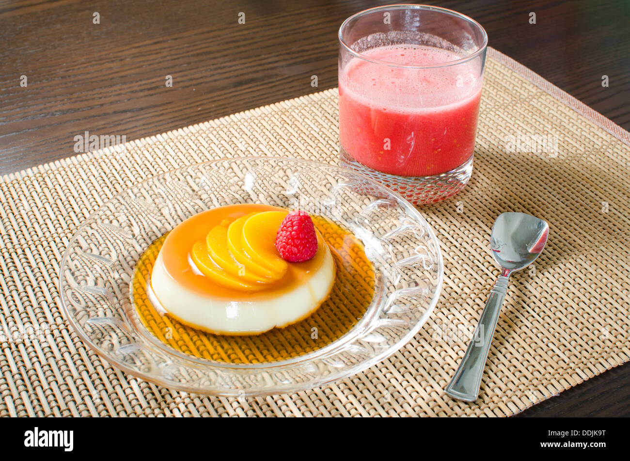 Creme Caramel con succo di lampone Foto Stock