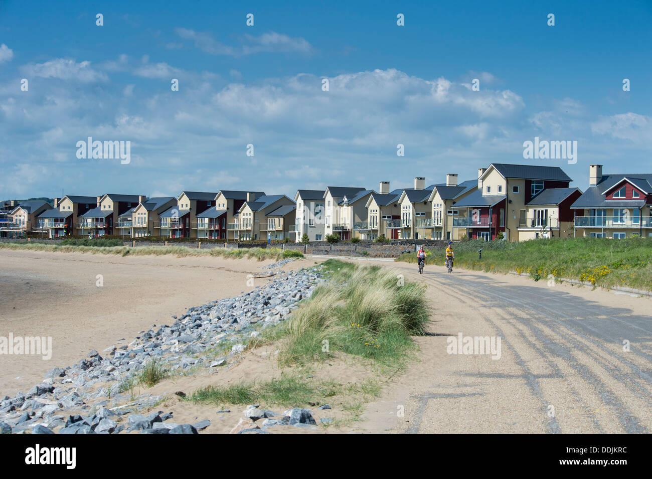 Un sviluppo privato di nuovo staccato 'executive' fronte spiaggia case al mare, Llanelli, Carmarthenshire Wales UK Foto Stock