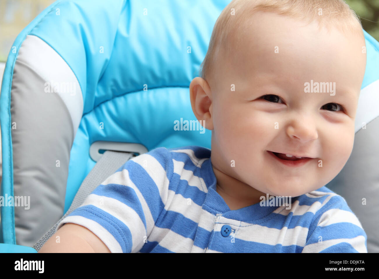 Bambino seduto nel seggiolone Foto Stock