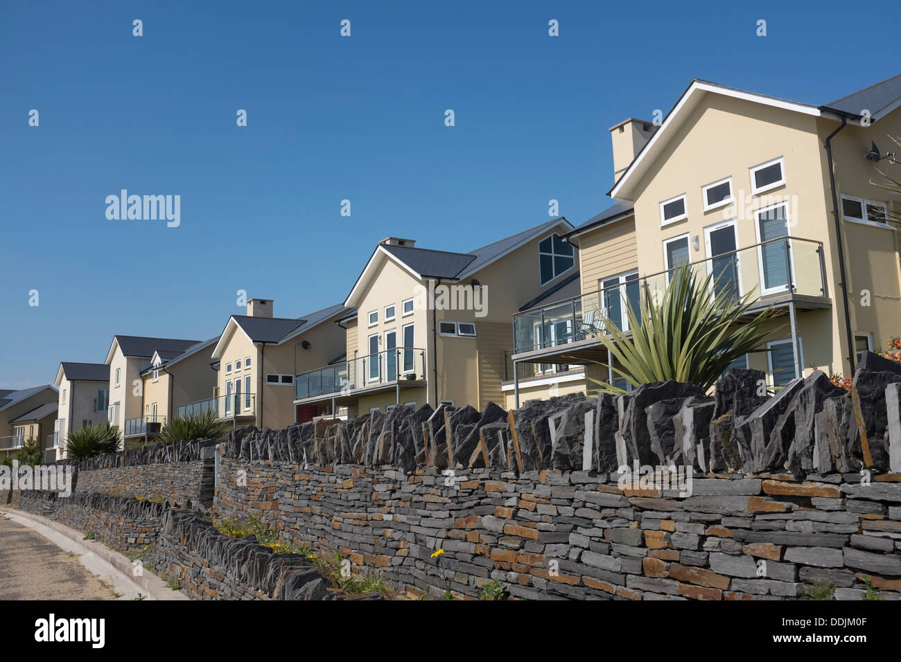 Un sviluppo privato di nuovo staccato 'executive' fronte spiaggia case al mare, Llanelli, Carmarthenshire Wales UK Foto Stock