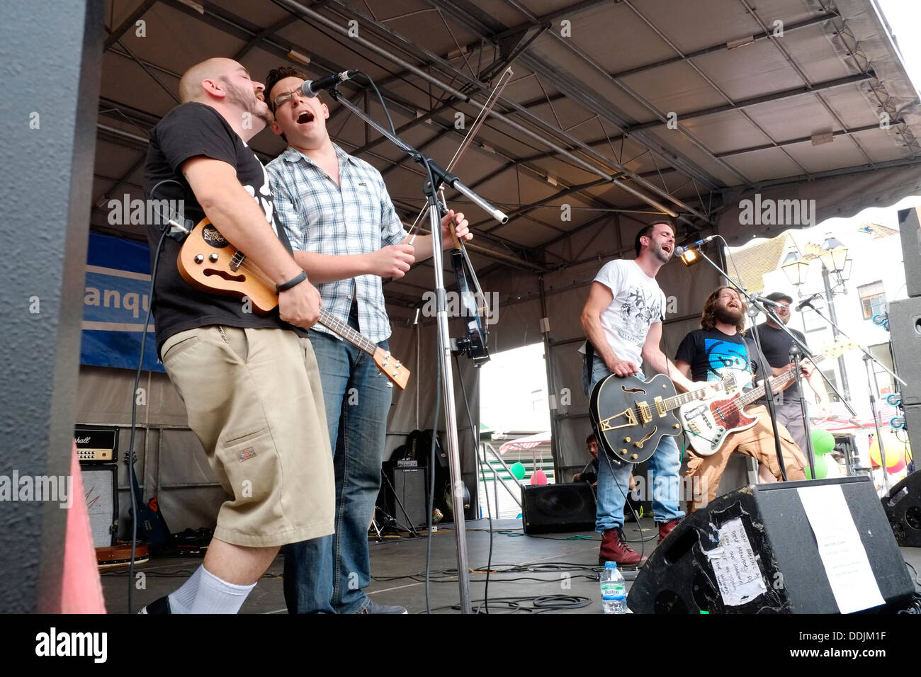 Il Lagan giocano la loro unica combinazione di Irish Folk e Punk a Kingston Carnevale 2013 Market Place, Kingston Upon Thames Foto Stock