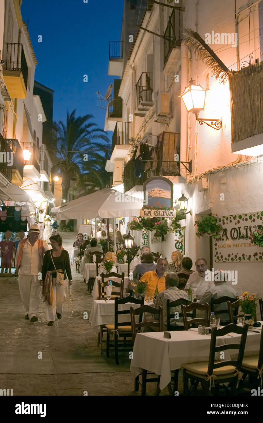 Spagna, Baleares island, la città di Ibiza Dalt Vila , Ristorante La Oliva all'aperto di sera Foto Stock