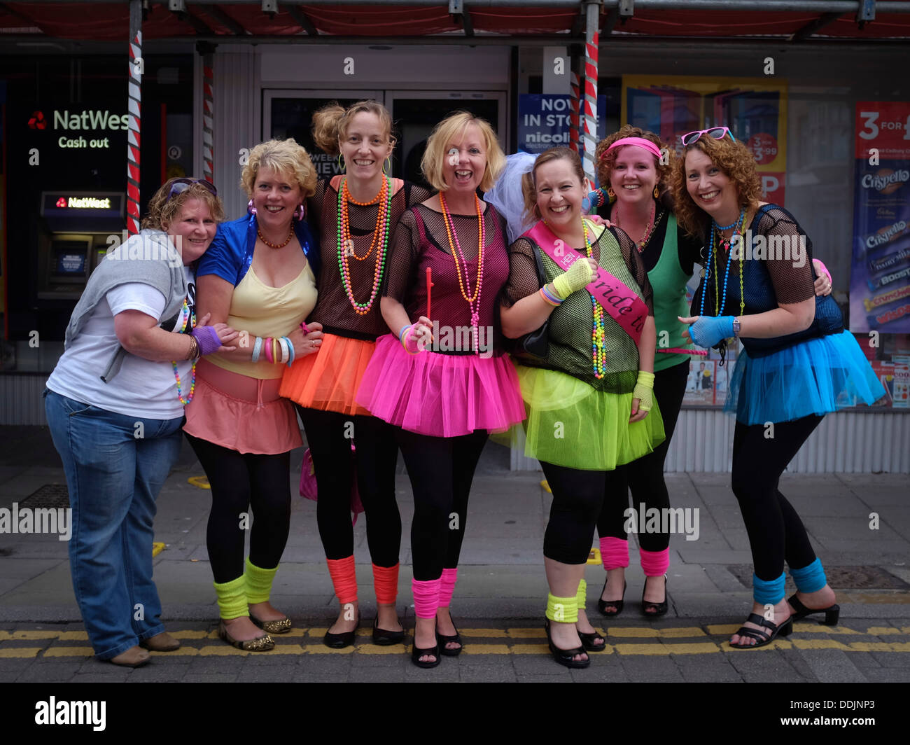 Un gruppo di donne amici indossando tutus fluorescente su una gallina party night, Aberystwyth Wales UK Foto Stock