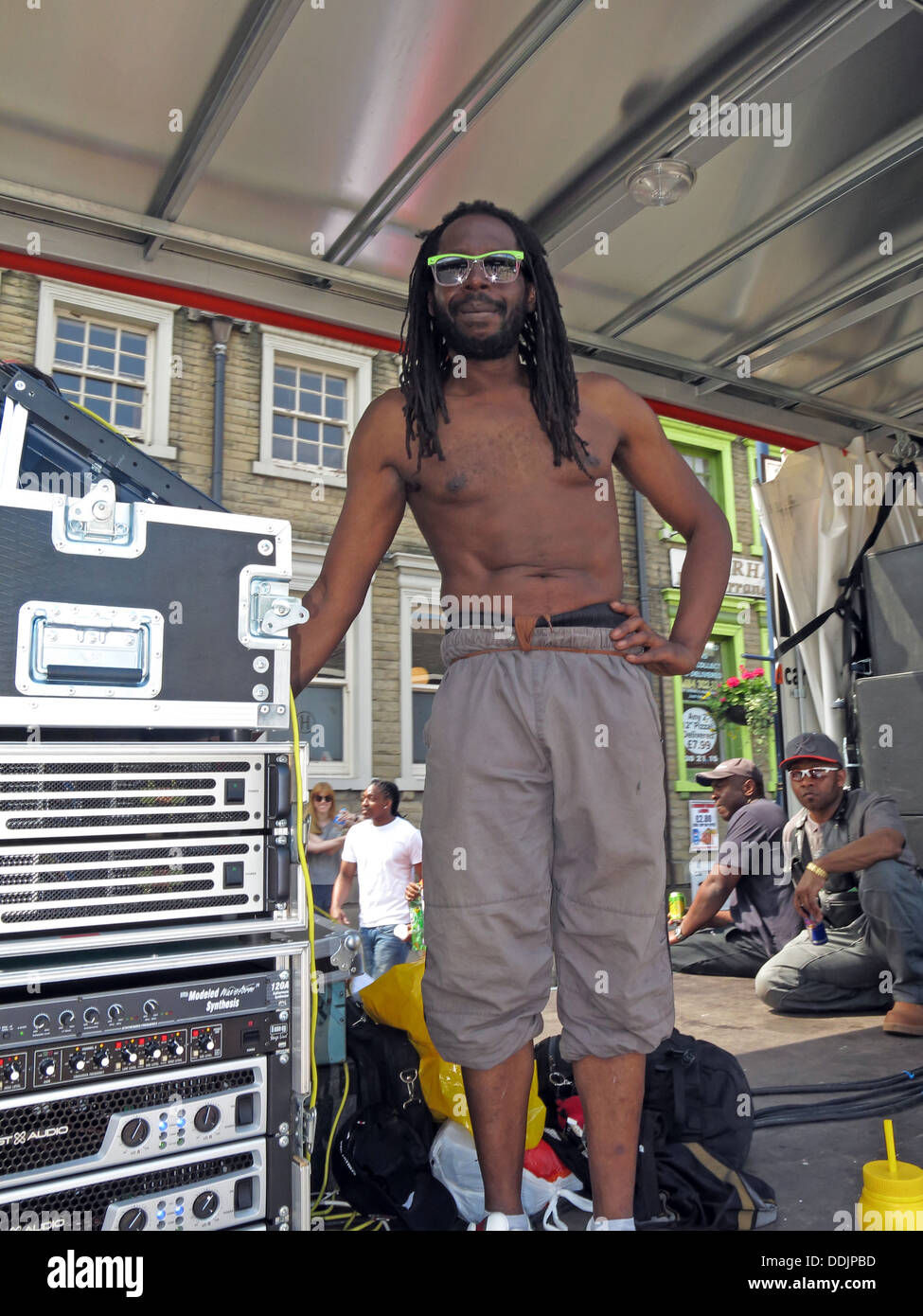 Ragazzo del suono da Huddersfield Carnevale 2013 Caraibi africani parade street party Foto Stock