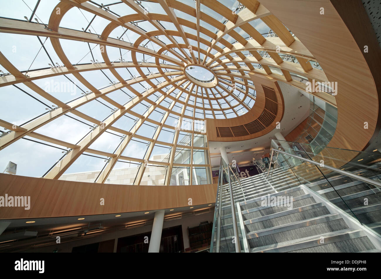 Interno del nuovo e completamente ristrutturato, biblioteca centrale di Liverpool, centro città, Merseyside, Inghilterra, REGNO UNITO, L3 8EW Foto Stock