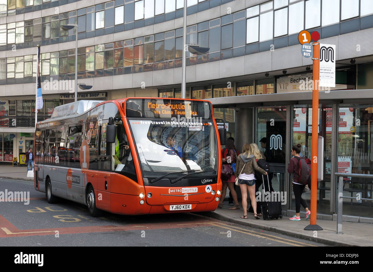 Metrolink autobus gratuito in fuori di Manchester Piccadilly Station Foto Stock