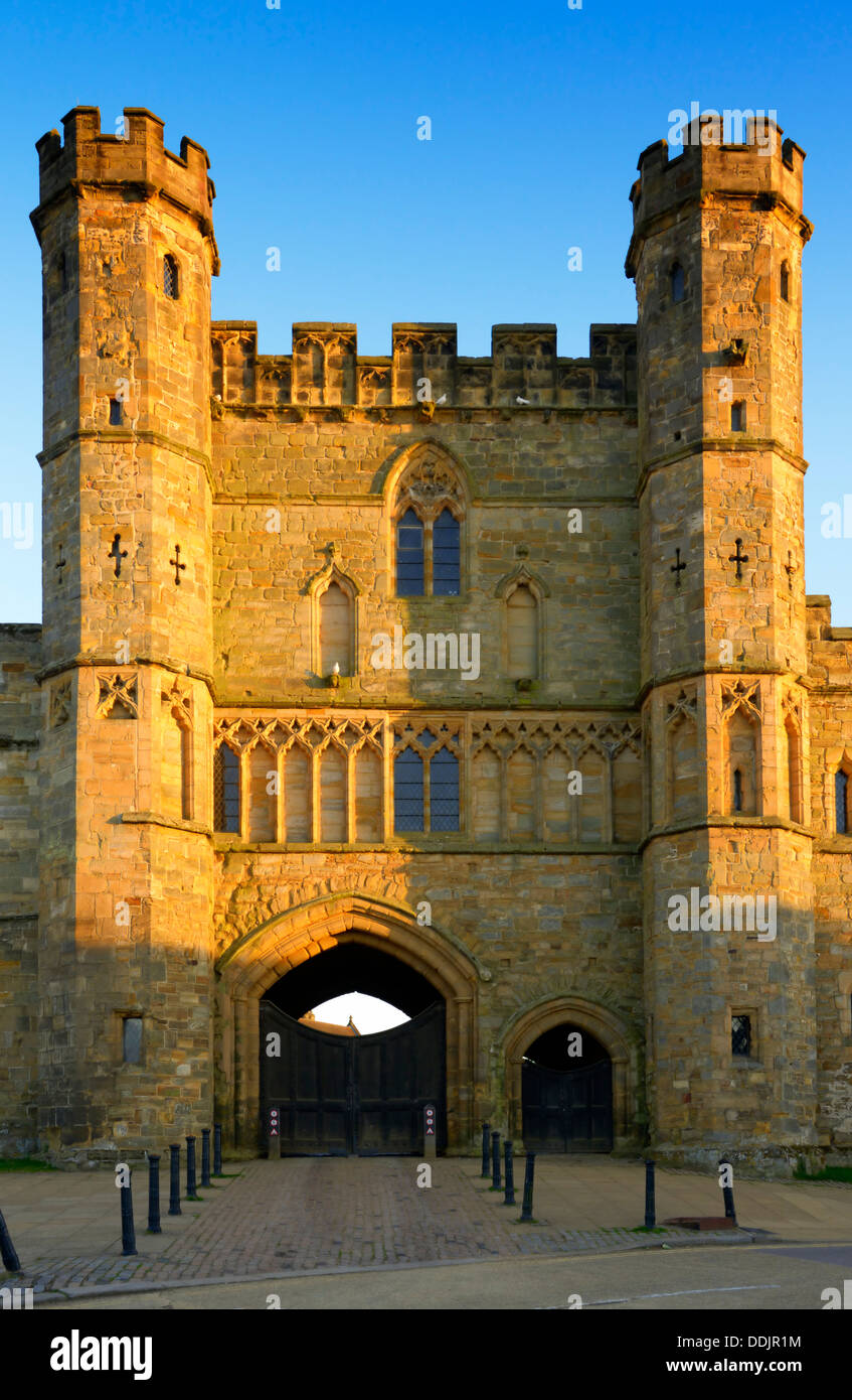Il grande Gatehouse of Battle Abbey (costruito 1338) sito del 1066 Battaglia di Hastings, Battle, East Sussex, Regno Unito Foto Stock