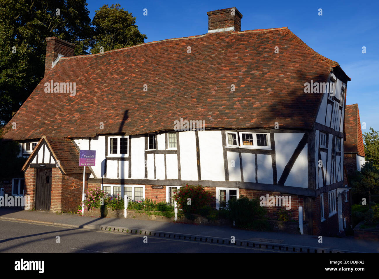 Un a struttura mista in legno e muratura cottage medievale nel villaggio di Battle, East Sussex, Regno Unito Foto Stock