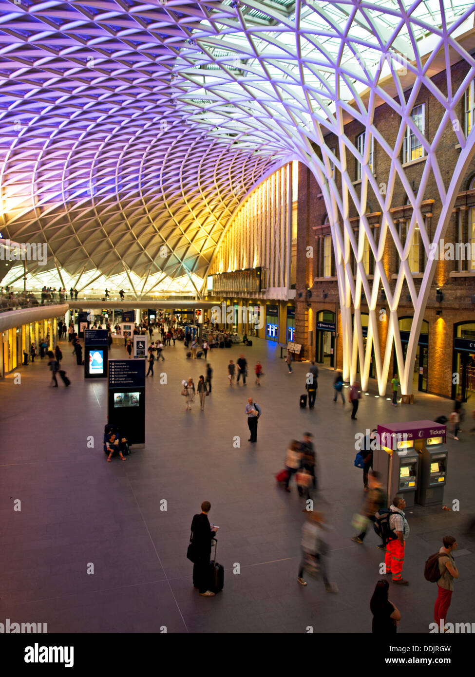 Vista del reticolo in acciaio-lavoro struttura del tetto progettato da Arup, sulla western piazzale della stazione ferroviaria di King's Cross. Foto Stock