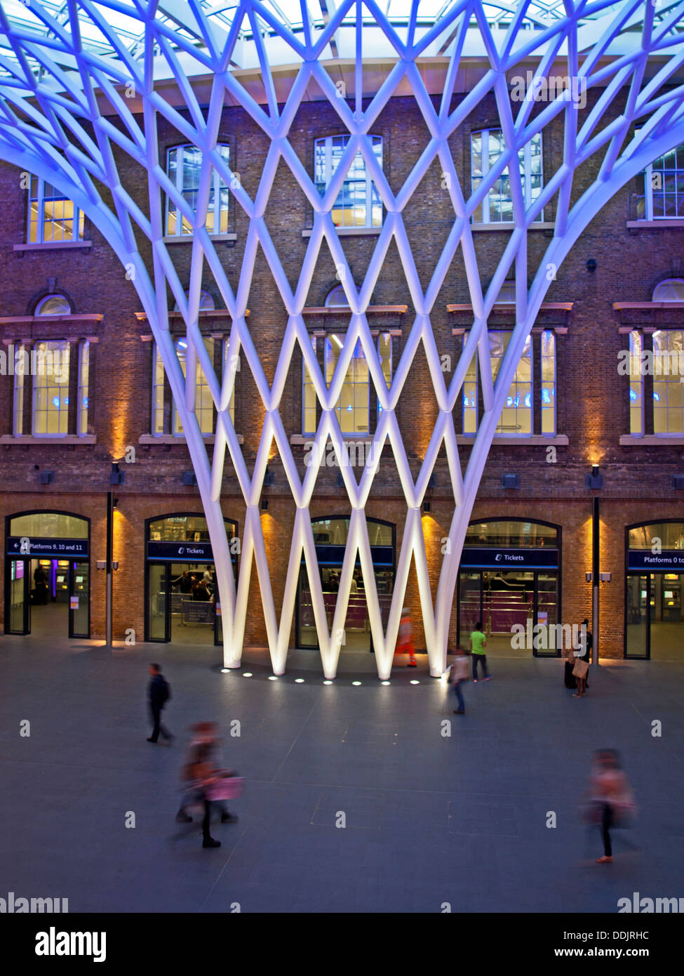 Vista del reticolo in acciaio-lavoro struttura del tetto progettato da Arup, sulla western piazzale della stazione ferroviaria di King's Cross. Foto Stock