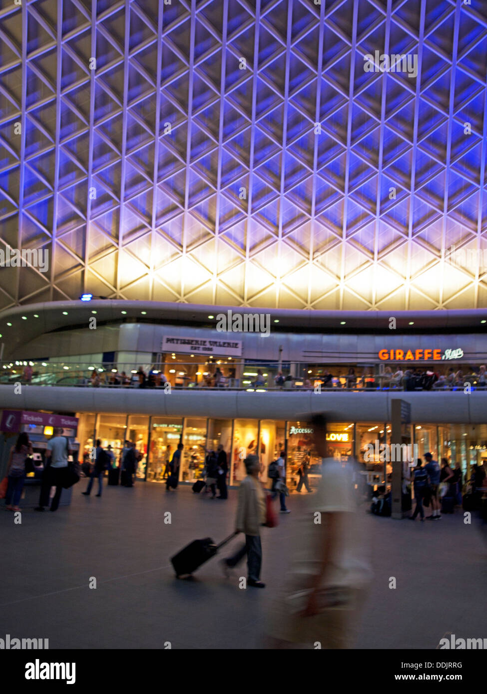 Vista del reticolo in acciaio-lavoro struttura del tetto progettato da Arup, sulla western piazzale della stazione ferroviaria di King's Cross. Foto Stock