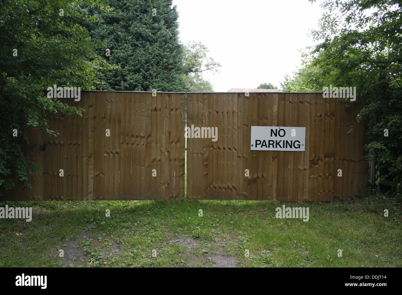 Nessun segno di parcheggio sul cancello. Roche Abbey, Maltby, Rotherham, South Yorkshire Foto Stock