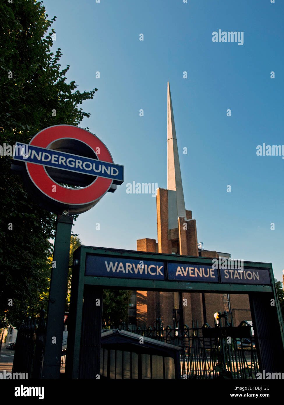 Warwick Avenue stazione di tubo di ingresso mostra San Salvatore è la chiesa, a nord ovest di Londra, la città di Westminster, Inghilterra, Regno Unito Foto Stock