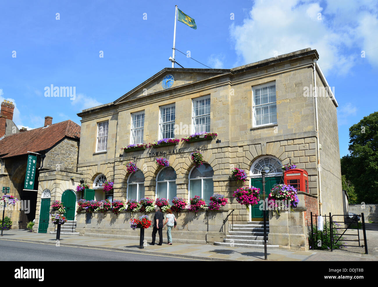 Municipio facciata, Maddalena Street, Glastonbury, Somerset, Inghilterra, Regno Unito Foto Stock
