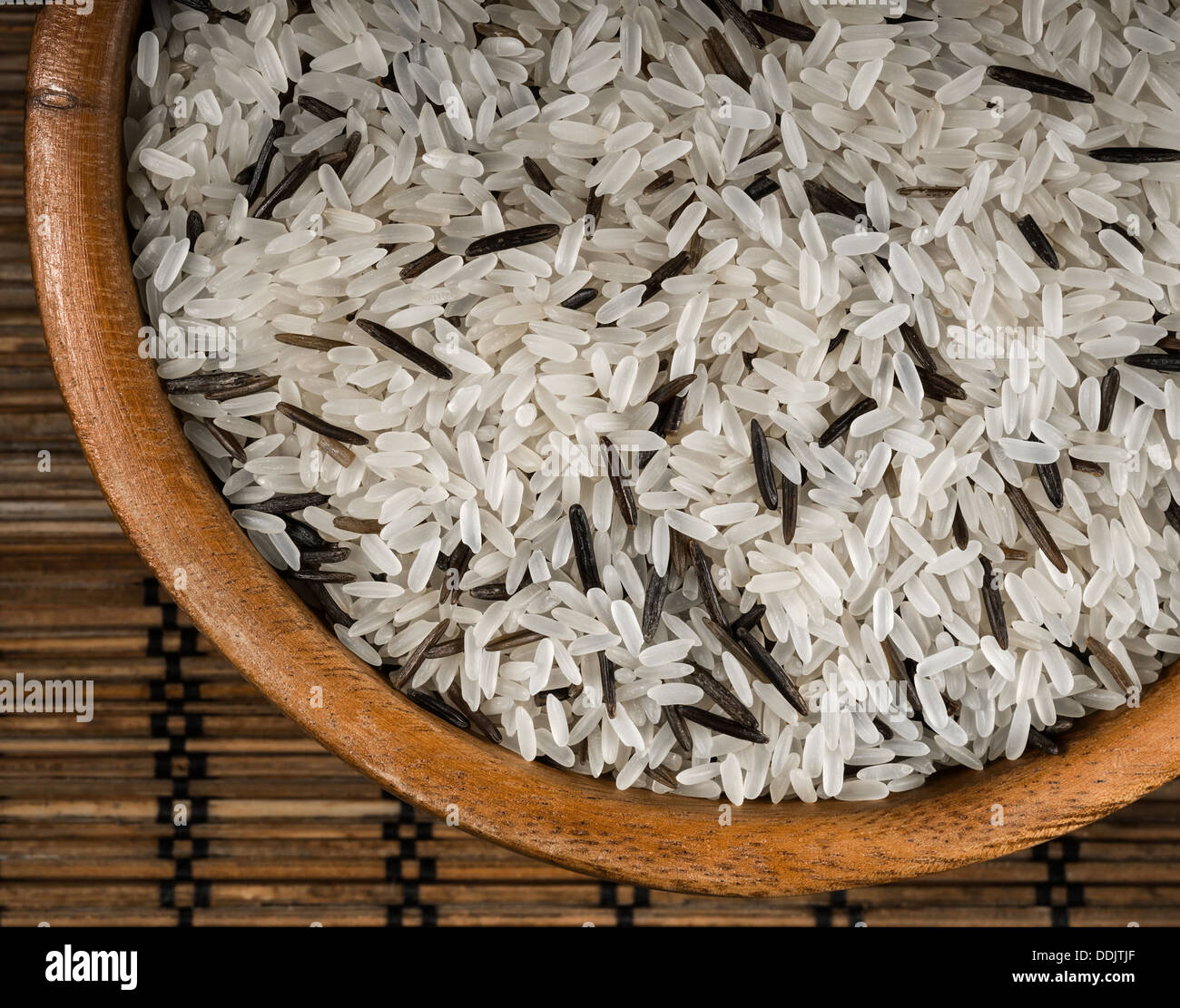 Riso selvatico e il riso in bianco in una ciotola di legno Foto Stock