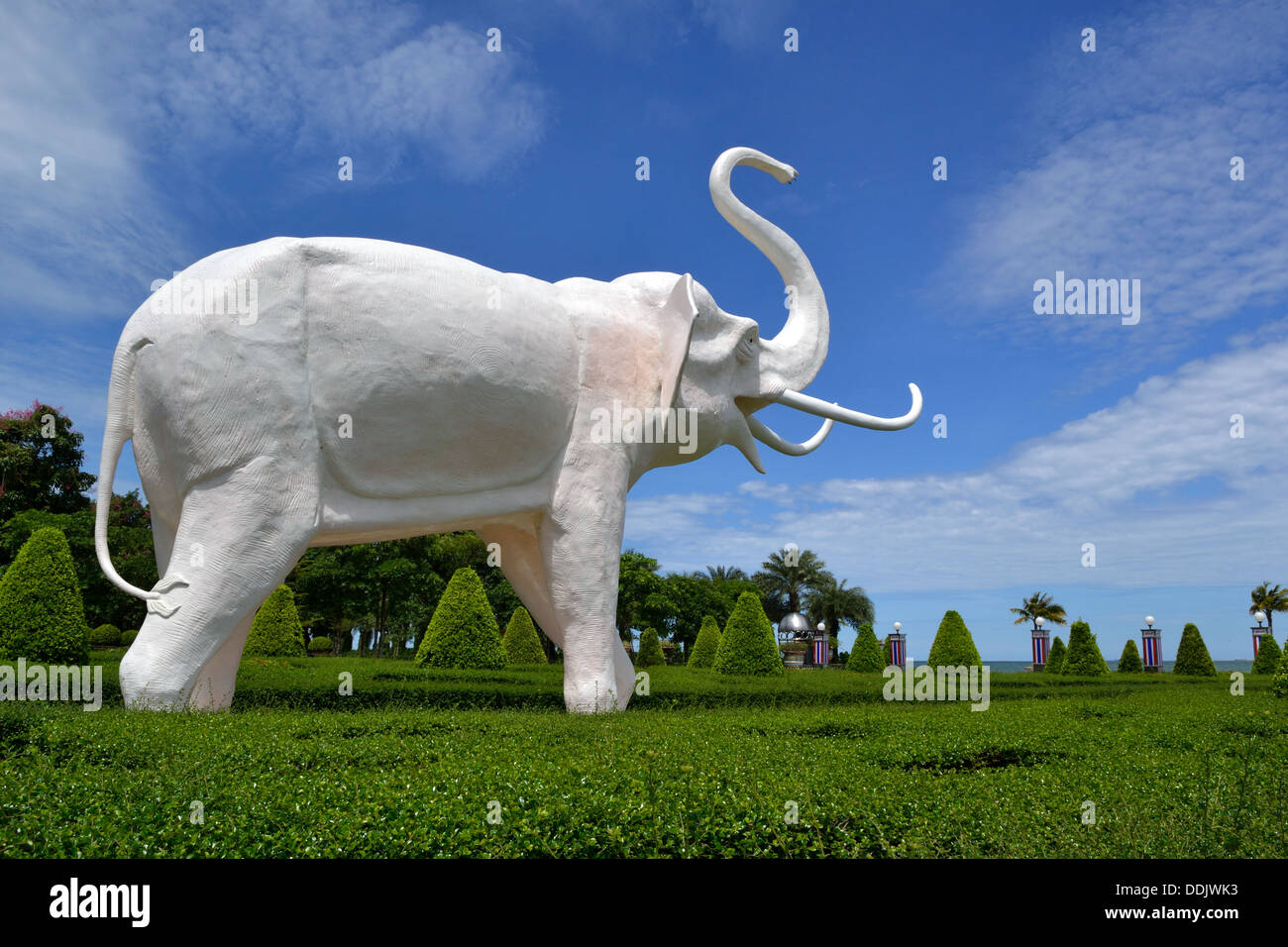 Elefante bianco statua - Sukhawadee Mansion - edificio colorato Pattaya Foto Stock