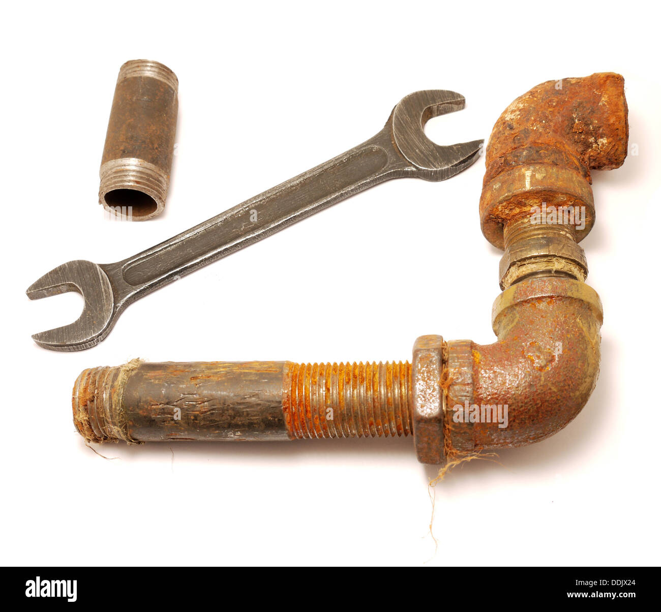Vecchio di un tubo e di una chiave su sfondo bianco Foto Stock