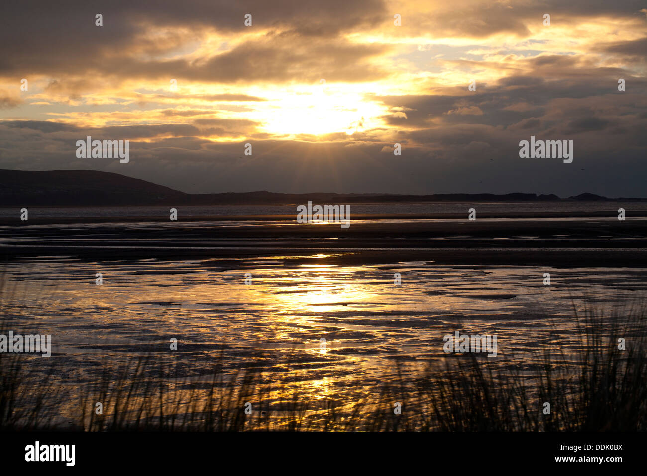 Vista su tutta la foce del fiume Loughor, da Llanelli per la Penisola di Gower al tramonto. Carmarthenshire. Il Galles. Gennaio. Foto Stock