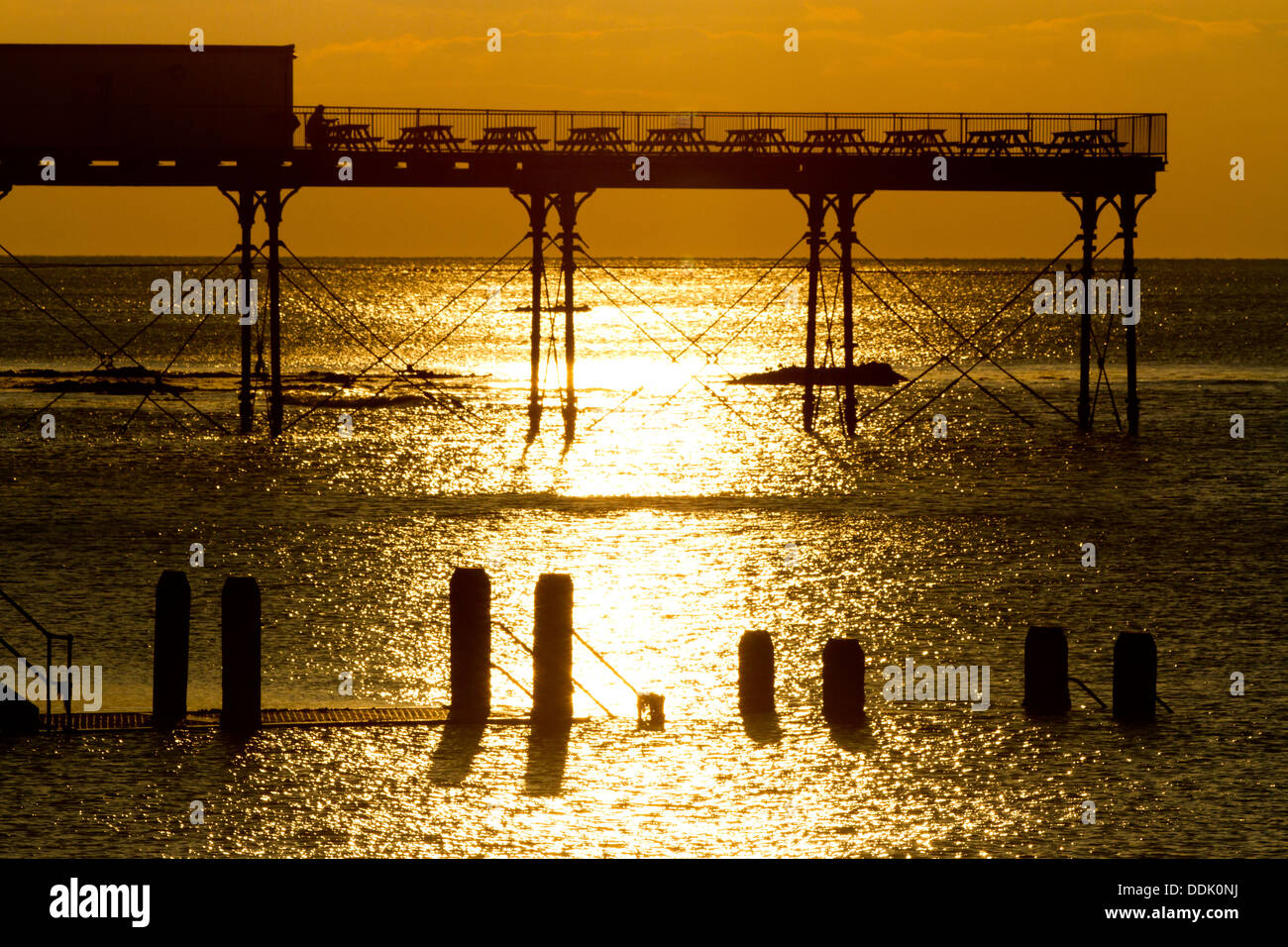 Aberystwythr pier al tramonto. Aberystwyth, Ceredigion, Galles. Febbraio. Foto Stock