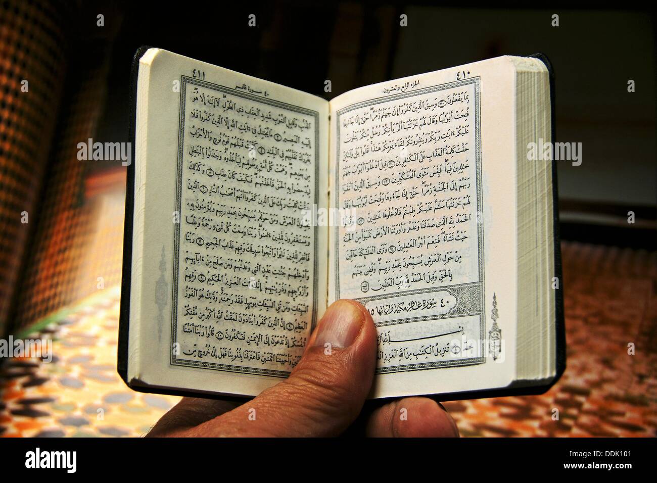 La lettura del Corano Foto stock - Alamy