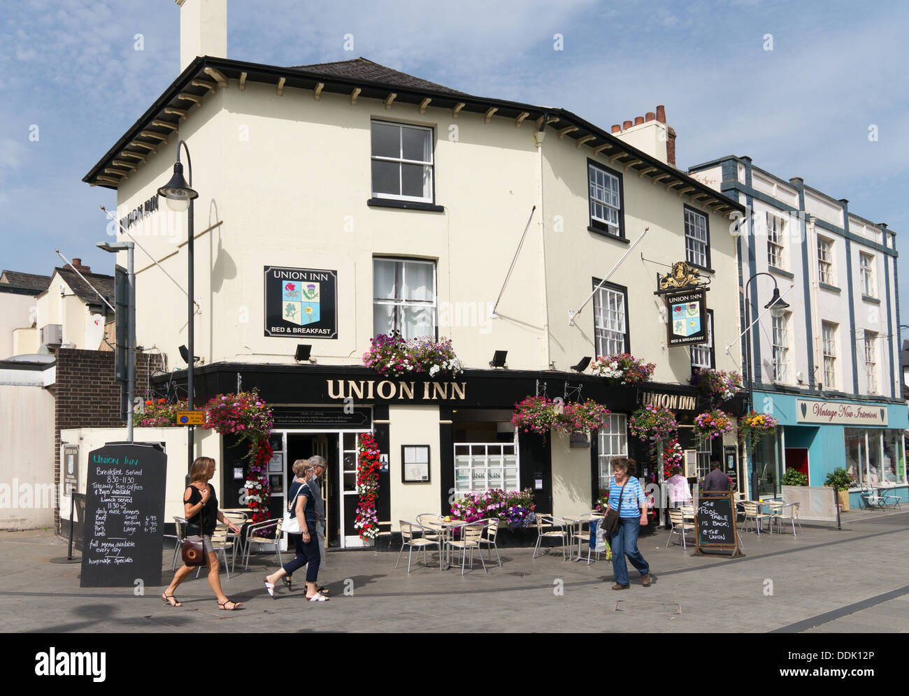 La gente camminare passato l'Unione Inn Newton Abbot Town Center, England, Regno Unito Foto Stock