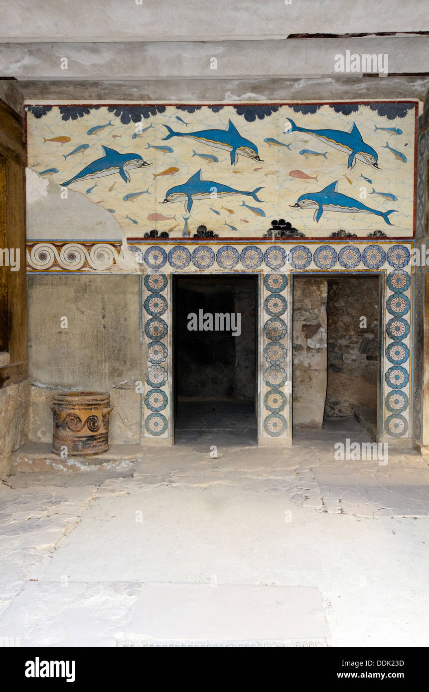 Il 'Delfino' affresco era parte di un paesaggio marino di composizione. Due delfini sono raffigurati il nuoto nel mezzo di piccoli pesci contro una massa iridescente che rappresenta il mare. Il decorate con affreschi della parete o del pavimento di una sala di sopra del "Queen's Megaron". Knossos Palace, Neopalatian periodo (1600-1450 a.C.). Foto Stock