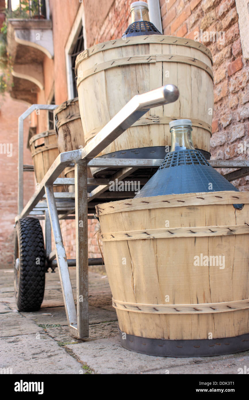 La consegna del vino in Venezia Foto Stock